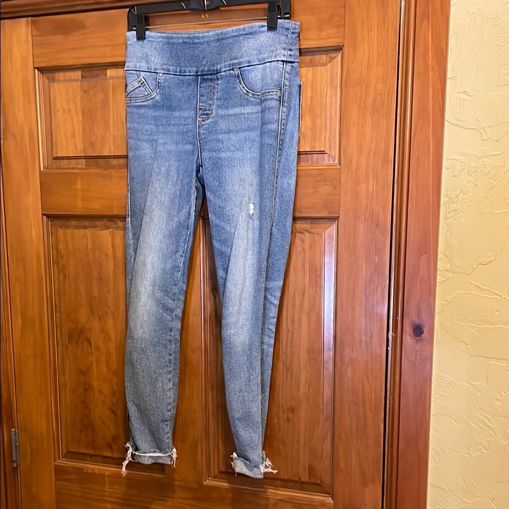 Stylish Denim Jeans with Frayed Hem